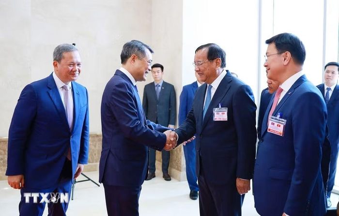 Thủ tướng Hun Manet giới thiệu với Thủ tướng Lê Minh Hưng thành viên đoàn Campuchia sang thăm chính thức Việt Nam và tham dự Diễn đàn Tương lai ASEAN lần thứ ba. (Ảnh: Dương Giang/TTXVN)