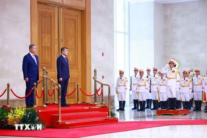Thủ tướng Lê Minh Hưng và Thủ tướng Campuchia Hun Manet nghe Quân nhạc cử Quốc thiều hai nước. (Ảnh: Dương Giang/TTXVN)