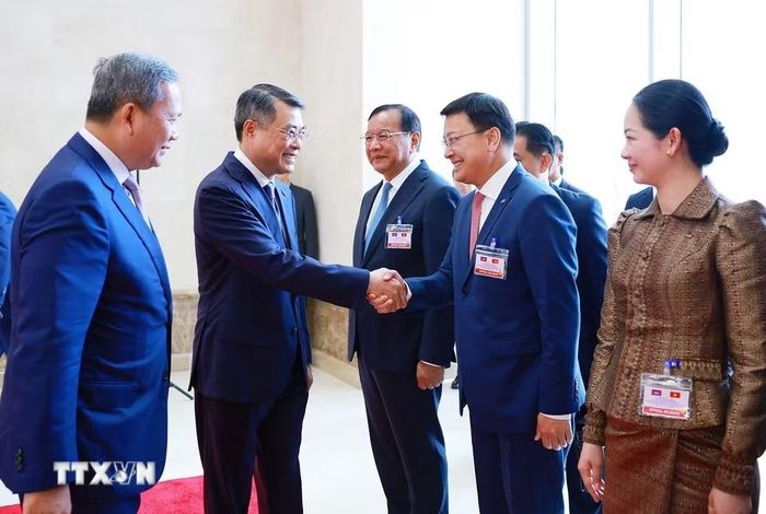 Thủ tướng Hun Manet giới thiệu với Thủ tướng Lê Minh Hưng thành viên đoàn Campuchia sang thăm chính thức Việt Nam và tham dự Diễn đàn Tương lai ASEAN lần thứ ba. (Ảnh: Dương Giang/TTXVN)