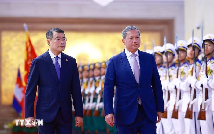 Thủ tướng Lê Minh Hưng và Thủ tướng Campuchia Hun Manet duyệt Đội danh dự Quân đội nhân dân Việt Nam. (Ảnh: Dương Giang/TTXVN)
