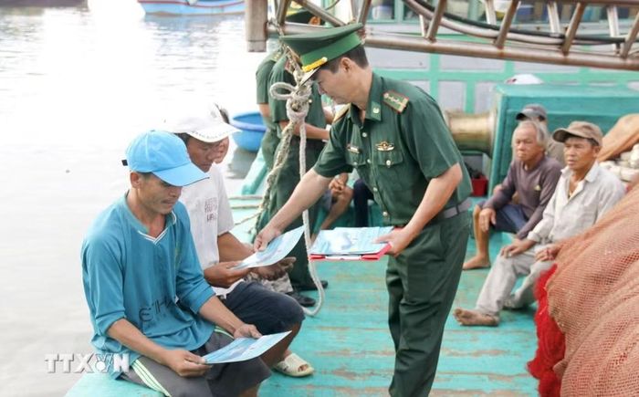 Tuyên truyền chống khai thác IUU lưu động ngay trên tàu cá, bến cảng mang lại hiệu quả trong nhận thức của từng ngư dân. (Ảnh: Hồng Hiếu/TTXVN)