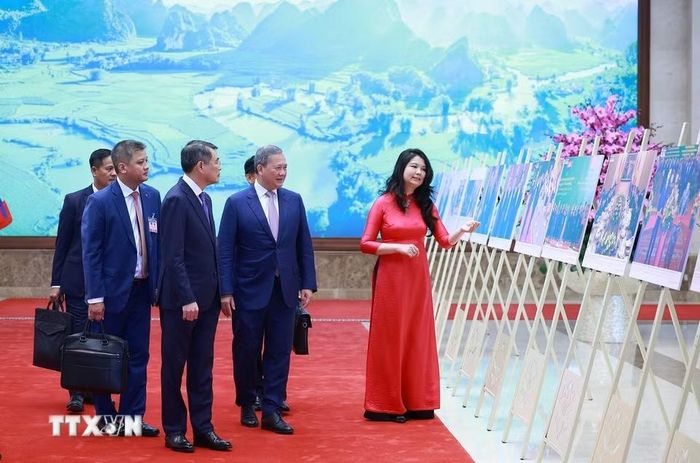 Thủ tướng Lê Minh Hưng và Thủ tướng Vương quốc Campuchia Hun Manet tham quan trưng bày ảnh về quan hệ hợp tác giữa hai nước do Thông tấn xã Việt Nam thực hiện. (Ảnh: Dương Giang/TTXVN)