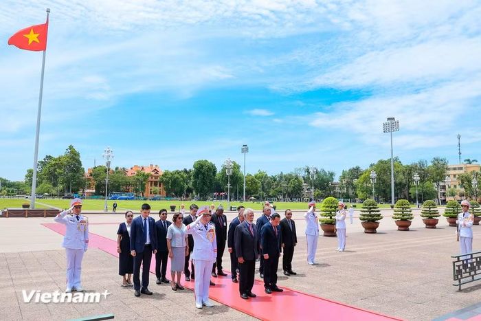 Thủ tướng Timor-Leste Kay Rala Xanana Gusmão và đoàn đại biểu vào Lăng viếng Chủ tịch Hồ Chí Minh. (Ảnh: Hoài Nam/Vietnam+)