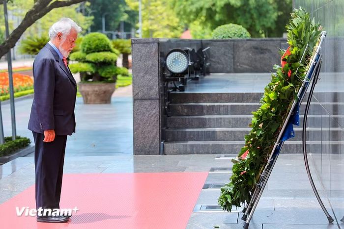 Thủ tướng Timor-Leste Kay Rala Xanana Gusmão đặt vòng hoa và vào Lăng viếng Chủ tịch Hồ Chí Minh. (Ảnh: Hoài Nam/Vietnam+)