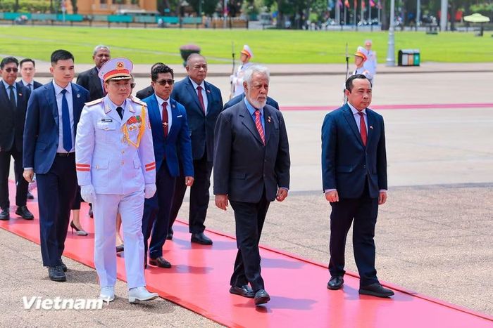 Thủ tướng Timor-Leste Kay Rala Xanana Gusmão và đoàn đại biểu vào Lăng viếng Chủ tịch Hồ Chí Minh. (Ảnh: Hoài Nam/Vietnam+)