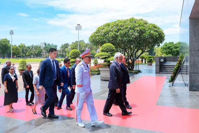 Thủ tướng Timor-Leste Kay Rala Xanana Gusmão và đoàn đại biểu vào Lăng viếng Chủ tịch Hồ Chí Minh. (Ảnh: Hoài Nam/Vietnam+)