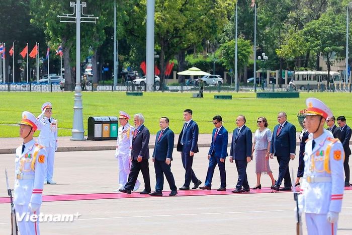 Sáng 8/6/2026, tại Hà Nội, Thủ tướng Timor-Leste Kay Rala Xanana Gusmão đã đến đặt vòng hoa và vào Lăng viếng Chủ tịch Hồ Chí Minh trong chuyến thăm chính thức Việt Nam và dự Diễn đàn Tương lai ASEAN (AFF) lần thứ 3 từ ngày 7 đến 10/6. (Ảnh: Hoài Nam/Vietnam+)