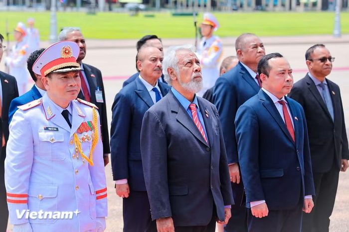Thủ tướng Timor-Leste Kay Rala Xanana Gusmão và đoàn đại biểu vào Lăng viếng Chủ tịch Hồ Chí Minh. (Ảnh: Hoài Nam/Vietnam+)