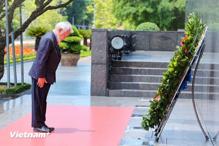 Thủ tướng Timor-Leste Kay Rala Xanana Gusmão đặt vòng hoa và vào Lăng viếng Chủ tịch Hồ Chí Minh. (Ảnh: Hoài Nam/Vietnam+)