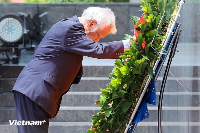 Thủ tướng Timor-Leste Kay Rala Xanana Gusmão đặt vòng hoa biểu vào Lăng viếng Chủ tịch Hồ Chí Minh. (Ảnh: Hoài Nam/Vietnam+)