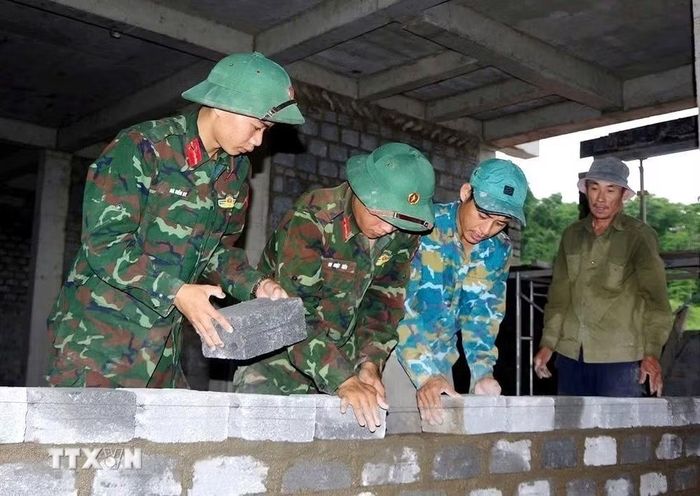 Từ thao trường huấn luyện đến công trường xây dựng, những người lính vẫn mang theo tinh thần kỷ luật, ý chí vượt khó và quyết tâm hoàn thành nhiệm vụ. (Ảnh: TTXVN phát)