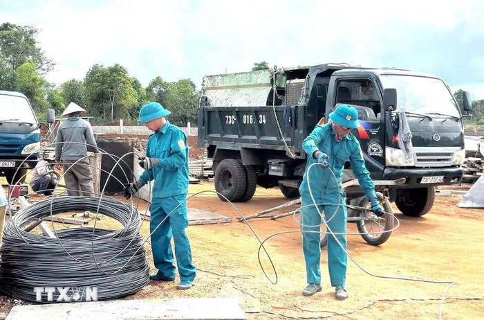 Các lực lượng tích cực tham gia hỗ trợ thi công công trình trường học ở vùng biên các xã Hướng Phùng, Thượng Trạch và xã Dân Hóa, tỉnh Quảng Trị. (Ảnh: TTXVN phát)