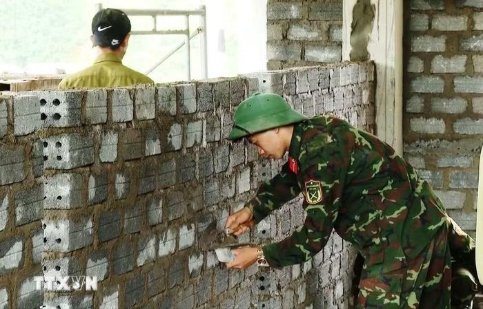 Những đôi bàn tay của người lính đang góp phần dựng xây tương lai và chắp cánh ước mơ cho học sinh vùng sâu, vùng xa, vùng đồng bào dân tộc thiểu số trên địa bàn tỉnh Quảng Trị. (Ảnh: Võ Dung/TTXVN)