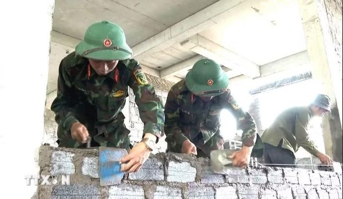 Việc tham gia hỗ trợ xây dựng các trường học thể hiện trách nhiệm, tình cảm của lực lượng vũ trang đối với đồng bào vùng biên giới. (Ảnh: Võ Dung/TTXVN)