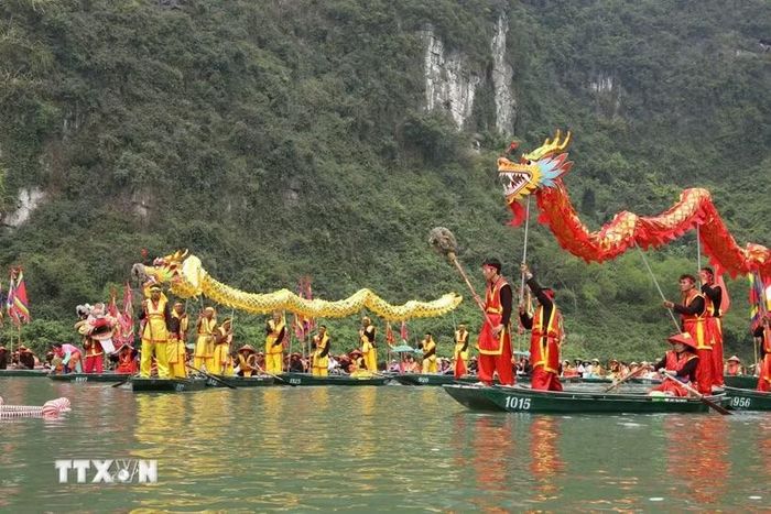 Nghi thức rước thuyền rồng độc đáo trên sông tại lễ hội Tràng An. (Ảnh: Đức Phương/TTXVN)