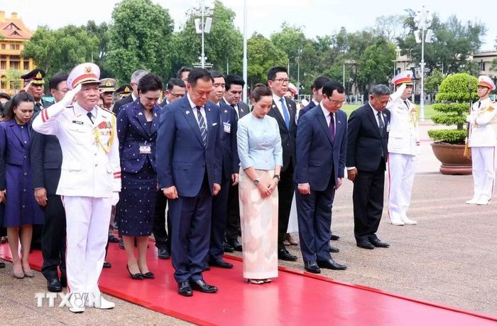 Thủ tướng Vương quốc Thái Lan Anutin Charnvirakul và Phu nhân đến đặt vòng hoa và vào Lăng viếng Chủ tịch Hồ Chí Minh. (Ảnh: Phạm Kiên/TTXVN)