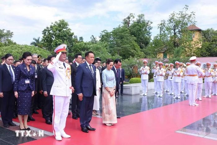 Thủ tướng Vương quốc Thái Lan Anutin Charnvirakul và Phu nhân đến đặt vòng hoa tại Đài tưởng niệm các Anh hùng Liệt sỹ (đường Bắc Sơn, Hà Nội). (Ảnh: Phạm Kiên/TTXVN)