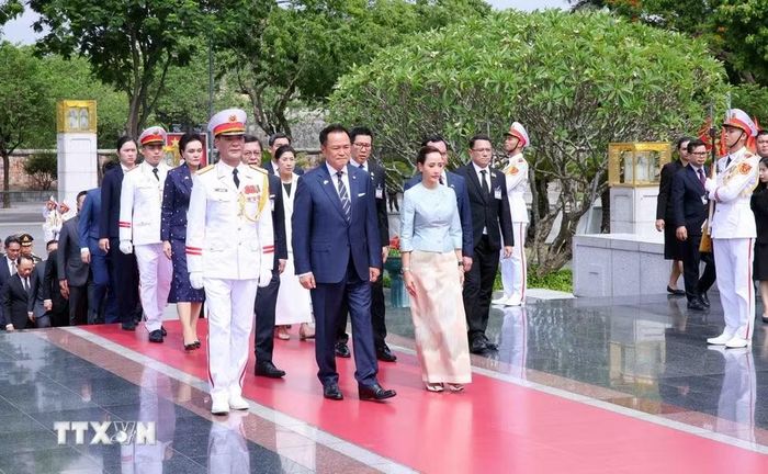 Thủ tướng Vương quốc Thái Lan Anutin Charnvirakul và Phu nhân đến đặt vòng hoa tại Đài tưởng niệm các Anh hùng Liệt sỹ (đường Bắc Sơn, Hà Nội). (Ảnh: Phạm Kiên/TTXVN)