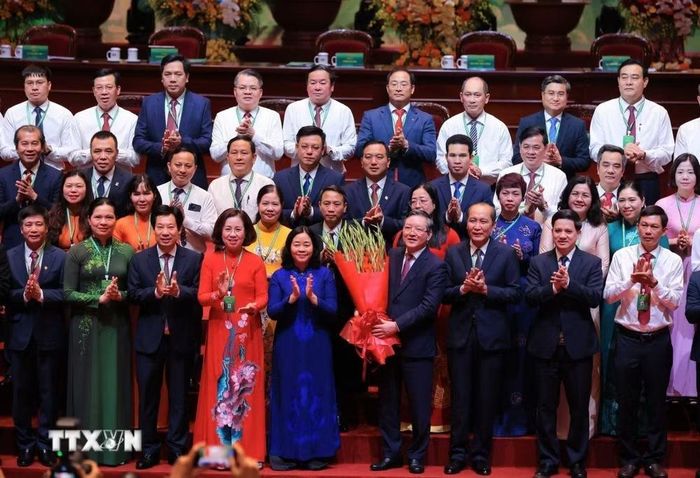 Chủ tịch Ủy ban Trung ương Mặt trận Tổ quốc Việt Nam Bùi Thị Minh Hoài tặng hoa chúc mừng Ban Chấp hành Trung ương Hội Nông dân Việt Nam khóa IX, nhiệm kỳ 2026-2031. (Ảnh: Hoàng Hiếu/TTXVN)
