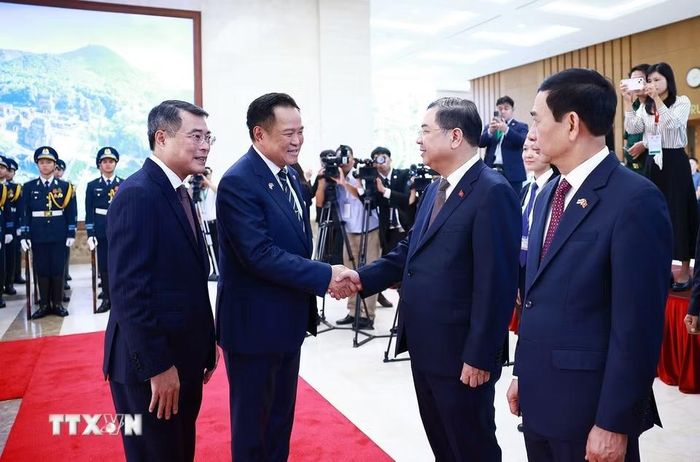 Thủ tướng Lê Minh Hưng giới thiệu với Thủ tướng Vương quốc Thái Lan Anutin Charnvirakul thành viên đoàn Việt Nam. (Ảnh: Dương Giang/TTXVN)