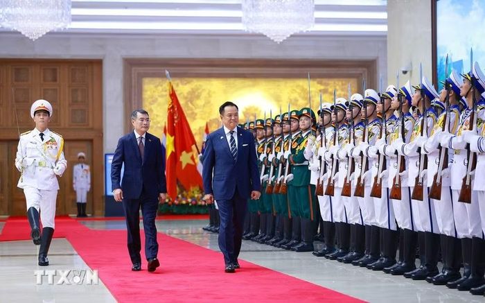 Thủ tướng Lê Minh Hưng và Thủ tướng Vương quốc Thái Lan Anutin Charnvirakul duyệt Đội danh dự Quân đội nhân dân Việt Nam. (Ảnh: Dương Giang/TTXVN)