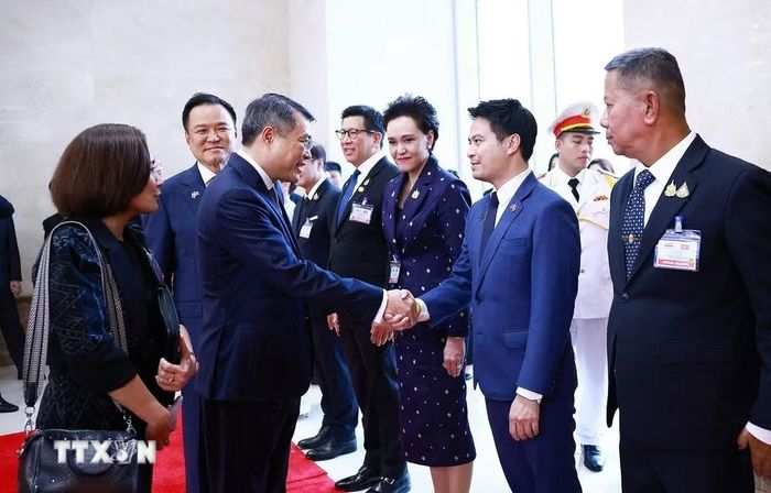 Thủ tướng Vương quốc Thái Lan Anutin Charnvirakul giới thiệu với Thủ tướng Lê Minh Hưng thành viên đoàn Thái Lan. (Ảnh: Dương Giang/TTXVN)