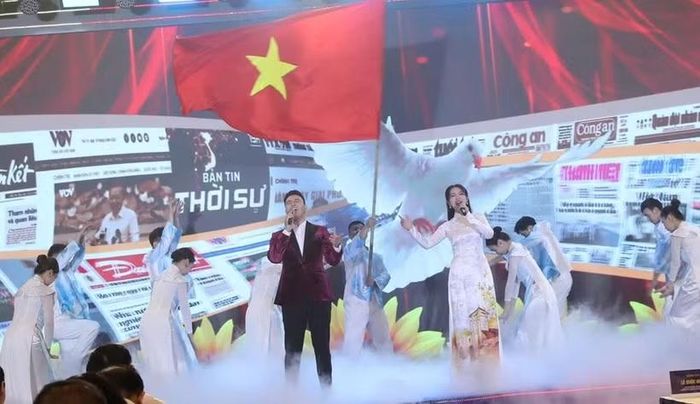 Sự kiện không chỉ là không gian giao lưu, quảng bá hình ảnh cho thành phố hoa phượng đỏ mà còn là điểm hẹn tôn vinh các tác giả có tác phẩm xuất sắc thông qua Giải báo chí Quốc gia, tạo sân chơi văn hóa cho người làm báo trên cả nước. (Ảnh: CTV/Vietnam+)