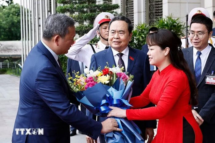 Chủ tịch Quốc hội Trần Thanh Mẫn đón Thủ tướng Campuchia Hun Manet. (Ảnh: Doãn Tấn/TTXVN)