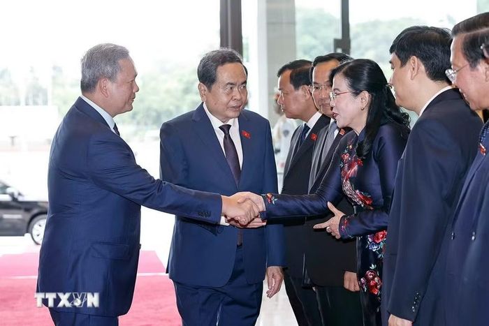 Chủ tịch Quốc hội Trần Thanh Mẫn và đoàn đại biểu Việt Nam đón Thủ tướng Campuchia Hun Manet. (Ảnh: Doãn Tấn/TTXVN)
