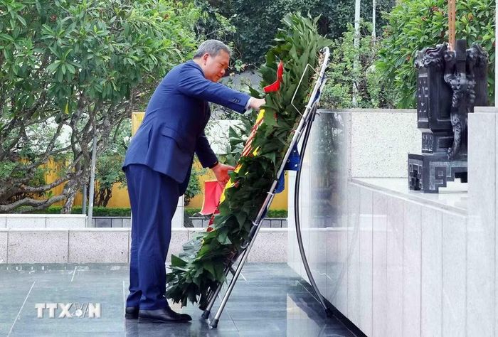 Thủ tướng Vương quốc Campuchia Hun Manet đến đặt vòng hoa tại Đài tưởng niệm các Anh hùng Liệt sỹ (đường Bắc Sơn, Hà Nội). (Ảnh: Phạm Kiên/TTXVN)
