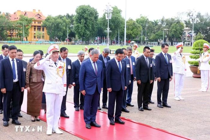 Thủ tướng Vương quốc Campuchia Hun Manet đặt vòng hoa và vào Lăng viếng Chủ tịch Hồ Chí Minh. (Ảnh: Phạm Kiên/TTXVN)