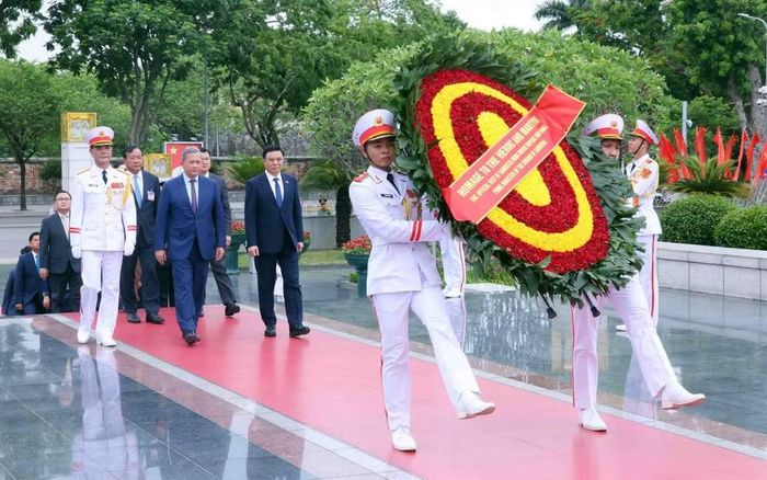 Thủ tướng Vương quốc Campuchia Hun Manet đến đặt vòng hoa tại Đài tưởng niệm các Anh hùng Liệt sỹ (đường Bắc Sơn, Hà Nội). (Ảnh: Phạm Kiên/TTXVN)