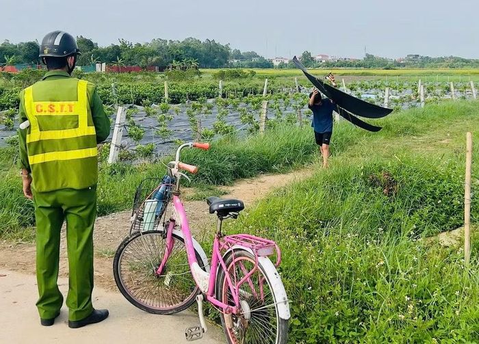 Lực lượng chức năng phát hiện các em nhỏ đang chơi thả diều gần đường băng Sân bay Nội Bài. (Ảnh: PV/Vietnam+)