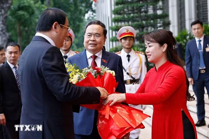 Chủ tịch Quốc hội Trần Thanh Mẫn đón Thủ tướng Lào Sonexay Siphandone thăm chính thức Việt Nam và tham dự Diễn đàn Tương lai ASEAN lần thứ ba. (Ảnh: Doãn Tấn/TTXVN)