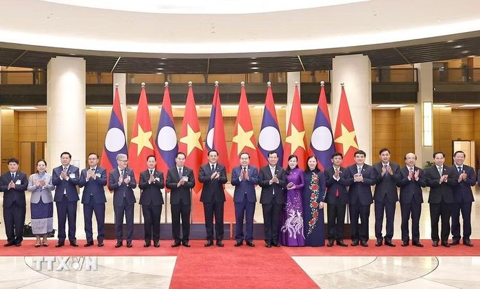 Chủ tịch Quốc hội Trần Thanh Mẫn và Thủ tướng Lào Sonexay Siphandone với đại biểu. (Ảnh: Doãn Tấn/TTXVN)