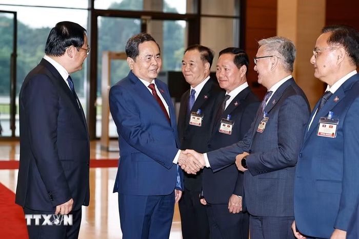 Chủ tịch Quốc hội Trần Thanh Mẫn và Thủ tướng Lào Sonexay Siphandone với đoàn đại biểu Lào. (Ảnh: Doãn Tấn/TTXVN)