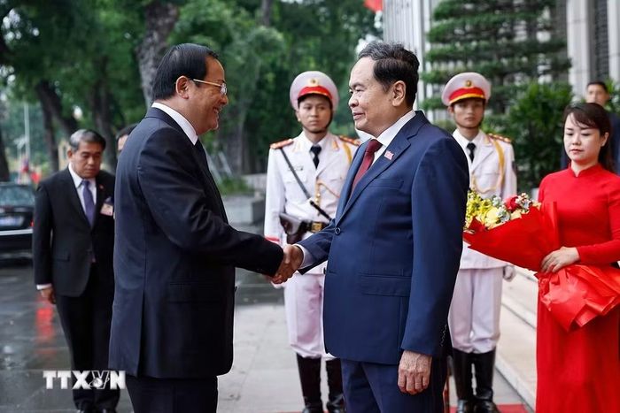 Chủ tịch Quốc hội Trần Thanh Mẫn đón Thủ tướng Lào Sonexay Siphandone thăm chính thức Việt Nam và tham dự Diễn đàn Tương lai ASEAN lần thứ ba. (Ảnh: Doãn Tấn/TTXVN)
