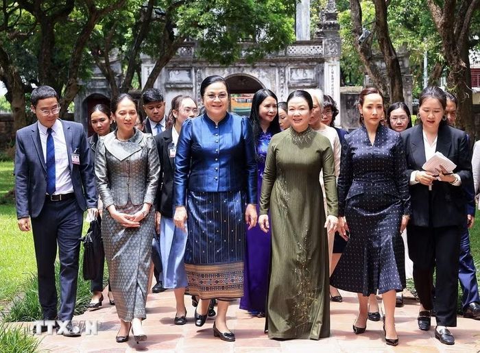 Bà Đào Thị Bích Thủy, Phu nhân Thủ tướng Chính phủ Lê Minh Hưng đã cùng bà Vandara Siphandone, Phu nhân Thủ tướng Lào; bà Pich Chamony, Phu nhân Thủ tướng Campuchia và bà Thananon Niramit, Phu nhân Thủ tướng Thái Lan đã đến thăm và có các hoạt động tại Văn Miếu-Quốc Tử Giám. (Ảnh: Tuấn Anh/TTXVN)
