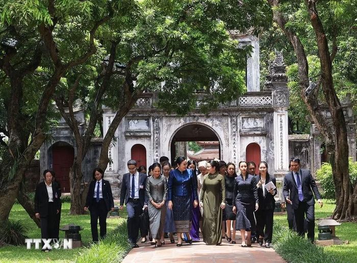 Bà Đào Thị Bích Thủy, Phu nhân Thủ tướng Lê Minh Hưng đã cùng bà Vandara Siphandone, Phu nhân Thủ tướng Lào; bà Pich Chamony, Phu nhân Thủ tướng Campuchia và bà Thananon Niramit, Phu nhân Thủ tướng Thái Lan đã đến thăm và có các hoạt động tại Văn Miếu-Quốc Tử Giám. (Ảnh: Tuấn Anh/TTXVN)