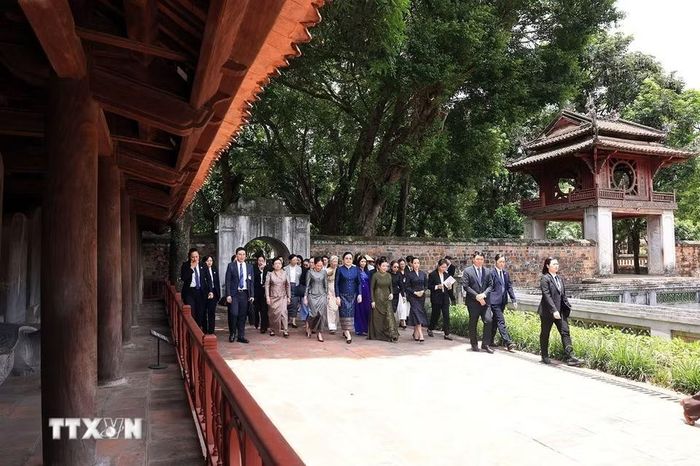 Các Phu nhân đã đến thăm và có các hoạt động tại Văn Miếu-Quốc Tử Giám. (Ảnh: Tuấn Anh/TTXVN)
