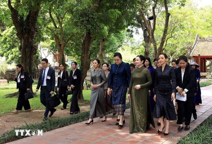 Bà Đào Thị Bích Thủy, Phu nhân Thủ tướng Lê Minh Hưng đã cùng bà Vandara Siphandone, Phu nhân Thủ tướng Lào; bà Pich Chamony, Phu nhân Thủ tướng Campuchia và bà Thananon Niramit, Phu nhân Thủ tướng Thái Lan đã đến thăm và có các hoạt động tại Văn Miếu-Quốc Tử Giám. (Ảnh: Tuấn Anh/TTXVN)