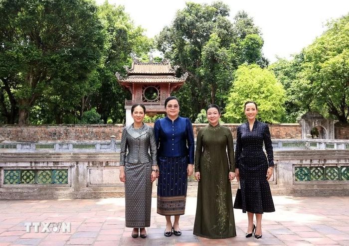 Các Phu nhân chụp ảnh chung tại Văn Miếu-Quốc Tử Giám. (Ảnh: Tuấn Anh/TTXVN)