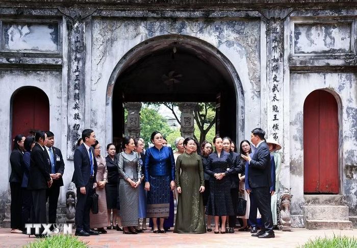 Bà Đào Thị Bích Thủy, Phu nhân Thủ tướng Chính phủ Lê Minh Hưng đã cùng bà Vandara Siphandone, Phu nhân Thủ tướng Lào; bà Pich Chamony, Phu nhân Thủ tướng Campuchia và bà Thananon Niramit, Phu nhân Thủ tướng Thái Lan đã đến thăm và có các hoạt động tại Văn Miếu-Quốc Tử Giám. (Ảnh: Tuấn Anh/TTXVN)