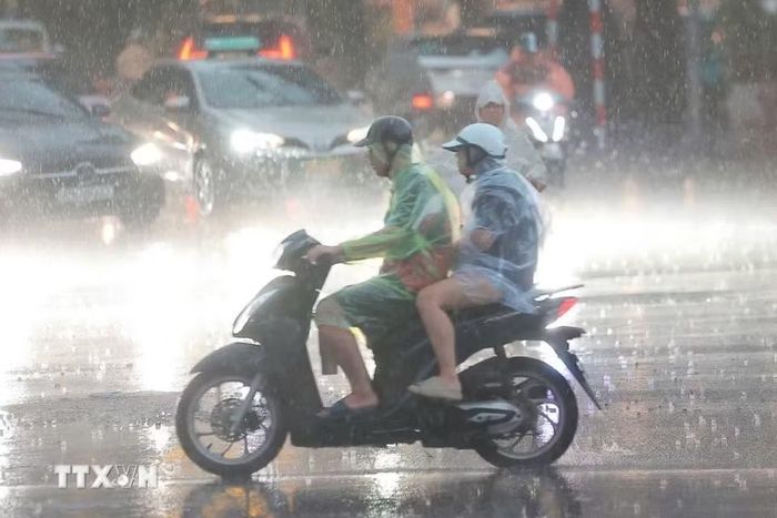 Mưa giông diện rộng trên địa bàn Hà Nội giúp giải tỏa bầu không khí oi nóng nhiều ngày qua. (Ảnh: Minh Quyết/TTXVN)