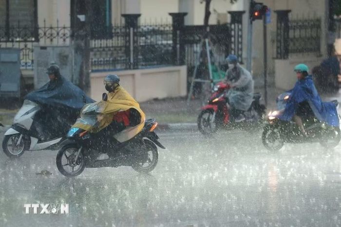 Mưa giông diện rộng trên địa bàn Hà Nội giúp giải tỏa bầu không khí oi nóng nhiều ngày qua. (Ảnh: Minh Quyết/TTXVN)