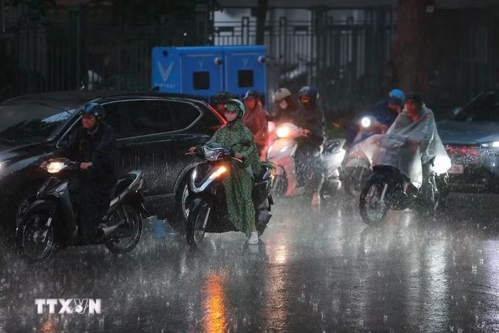 Mưa giông diện rộng trên địa bàn Hà Nội giúp giải tỏa bầu không khí oi nóng nhiều ngày qua. (Ảnh: Minh Quyết/TTXVN)