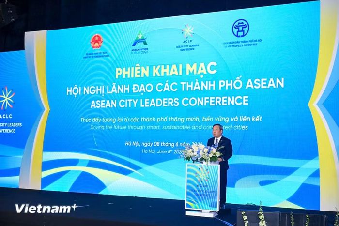 Chủ tịch Ủy ban Nhân dân thành phố Hà Nội Vũ Đại Thắng phát biểu khai mạc Hội nghị. (Ảnh: Minh Sơn/Vietnam+)
