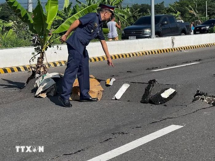 Một đoạn đường bị nứt sau động đất tại tỉnh Nam Cotabato, Philippines ngày 8/6/2026. (Ảnh: THX/TTXVN)