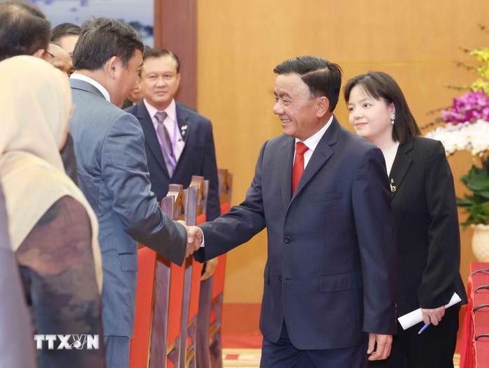 Thường trực Ban Bí thư Trần Cẩm Tú cùng Trưởng đoàn chính đảng các nước ASEAN. (Ảnh: Phương Hoa/TTXVN)