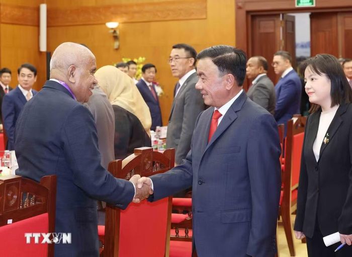 Thường trực Ban Bí thư Trần Cẩm Tú cùng Trưởng đoàn chính đảng các nước ASEAN. (Ảnh: Phương Hoa/TTXVN)